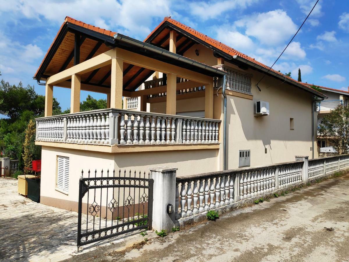Villa Punta Blava - Beach Front, Ideal For Family Vacation With Kids, Large Terraces With Sea View, Internet, Netflix, No Pets Allowed Obrovac Exteriör bild
