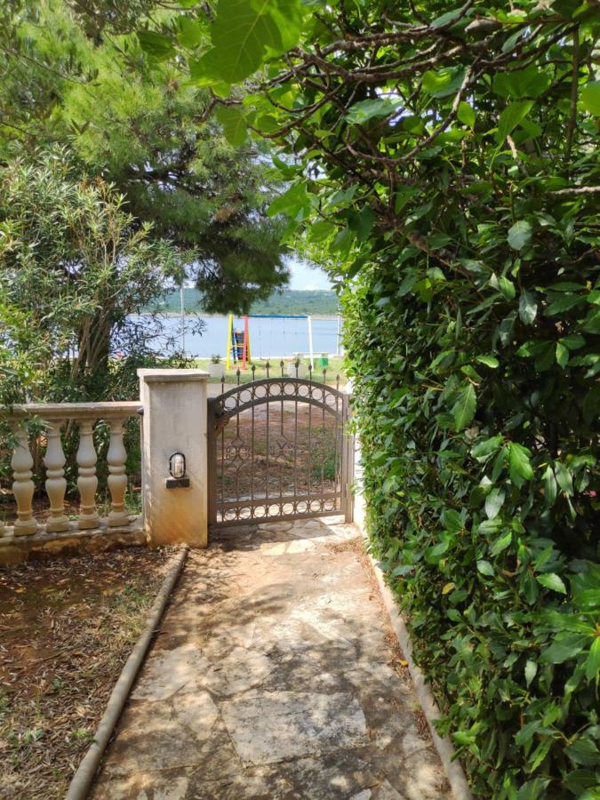 Villa Punta Blava - Beach Front, Ideal For Family Vacation With Kids, Large Terraces With Sea View, Internet, Netflix, No Pets Allowed Obrovac Exteriör bild