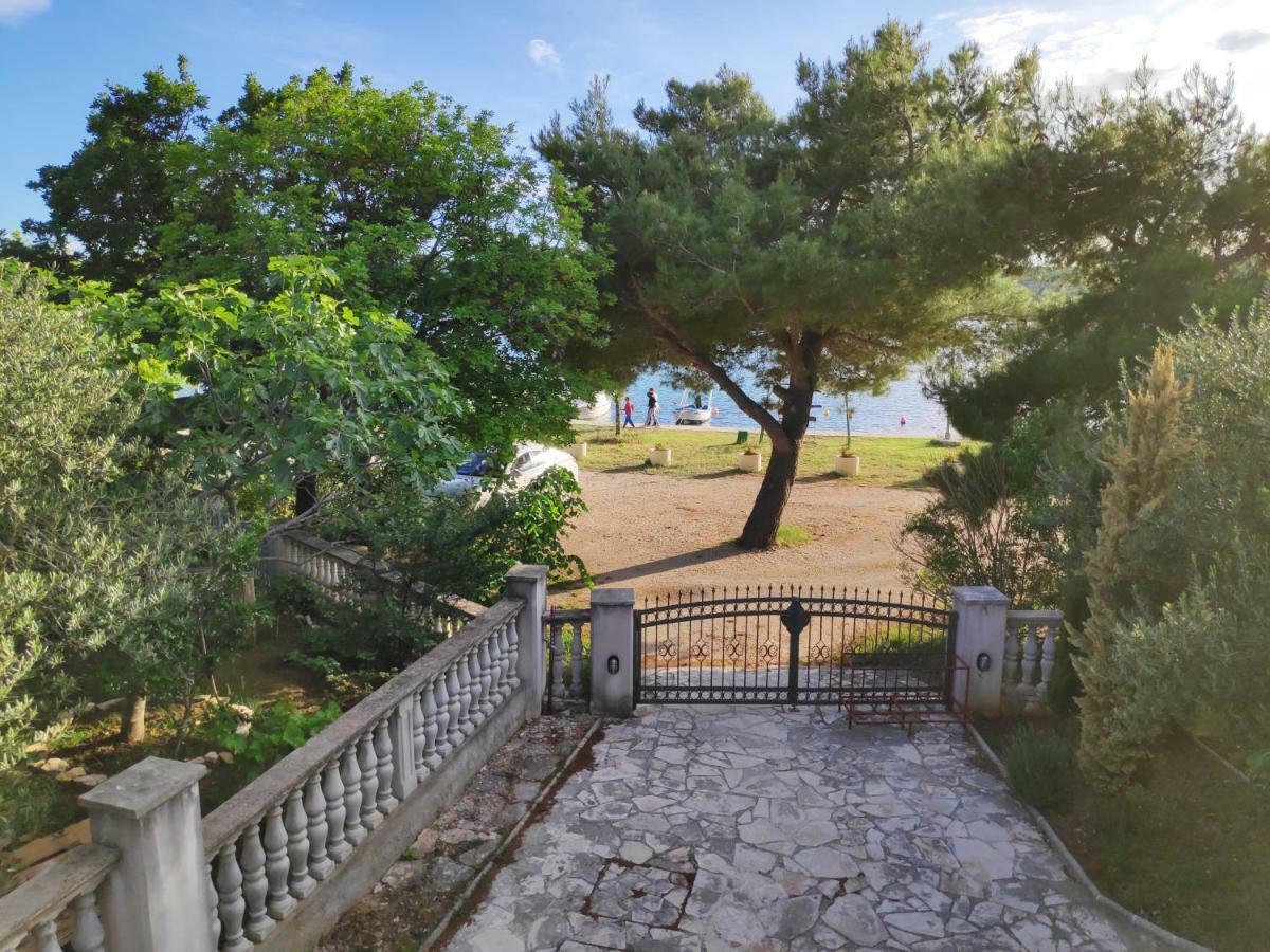 Villa Punta Blava - Beach Front, Ideal For Family Vacation With Kids, Large Terraces With Sea View, Internet, Netflix, No Pets Allowed Obrovac Exteriör bild