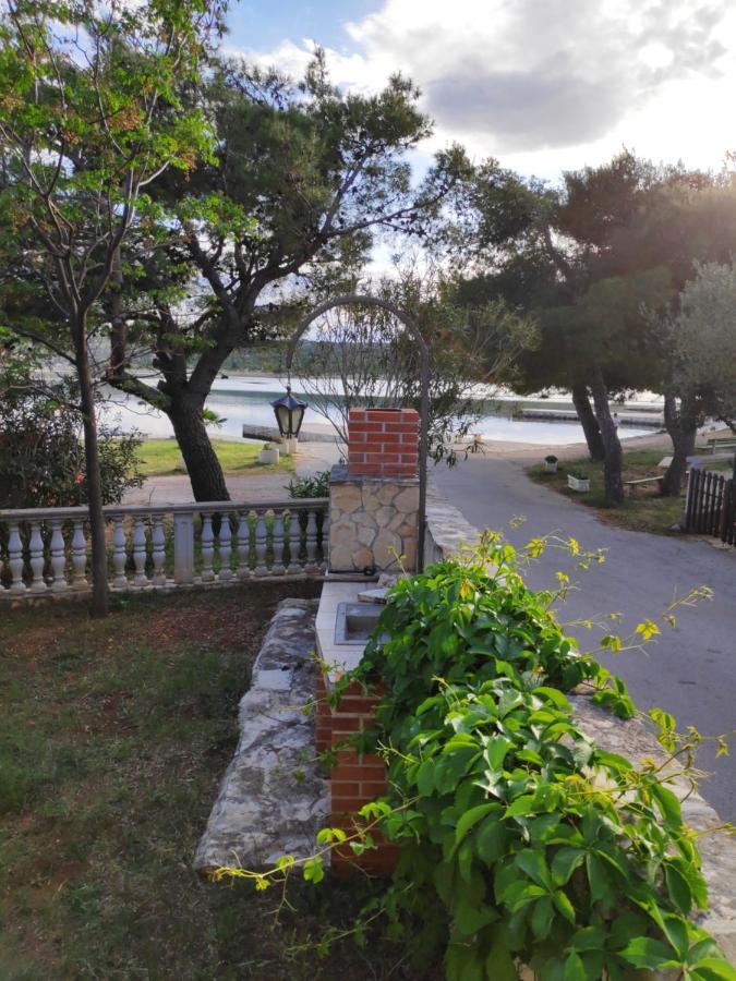Villa Punta Blava - Beach Front, Ideal For Family Vacation With Kids, Large Terraces With Sea View, Internet, Netflix, No Pets Allowed Obrovac Exteriör bild
